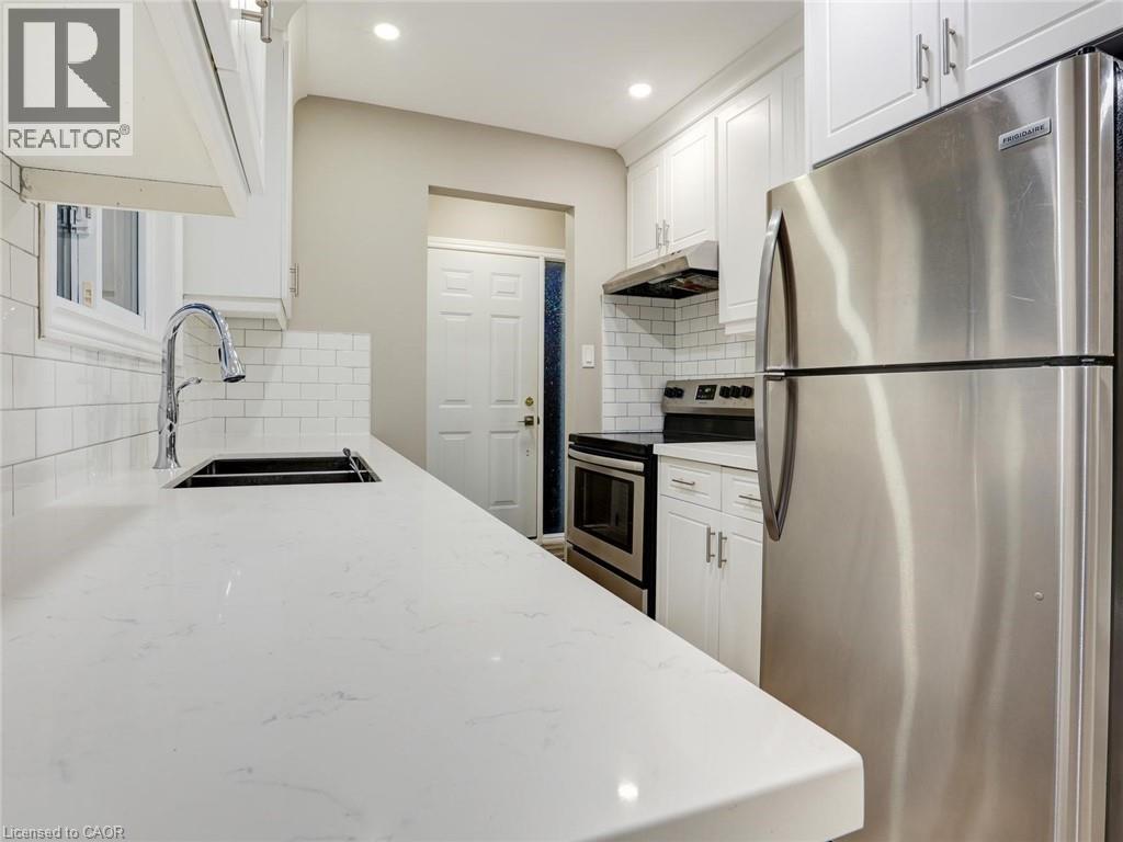 55 Silver Aspen Crescent, Kitchener, ON - Indoor Photo Showing Kitchen With Stainless Steel Kitchen With Double Sink With Upgraded Kitchen