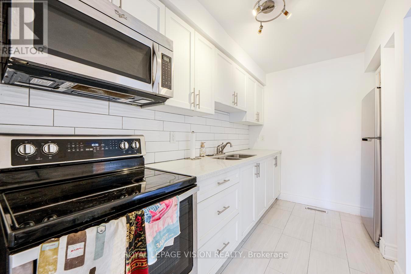 8 - 301 Washburn Way, Toronto, ON - Indoor Photo Showing Kitchen With Double Sink
