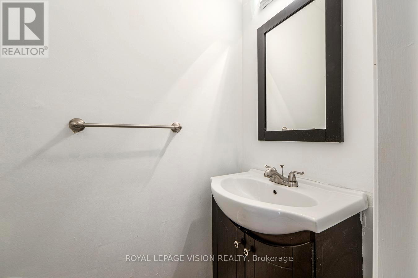 8 - 301 Washburn Way, Toronto, ON - Indoor Photo Showing Bathroom