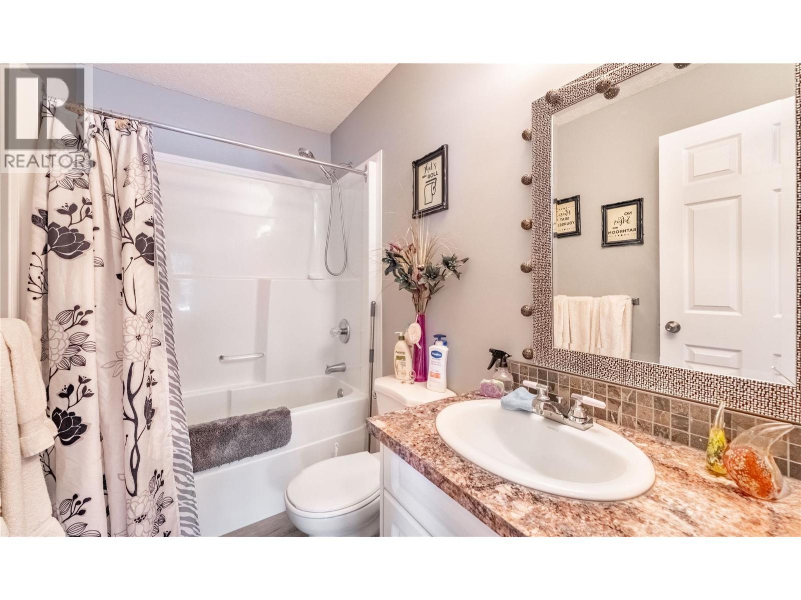 801 Hawkview Drive, Creston, BC - Indoor Photo Showing Bathroom