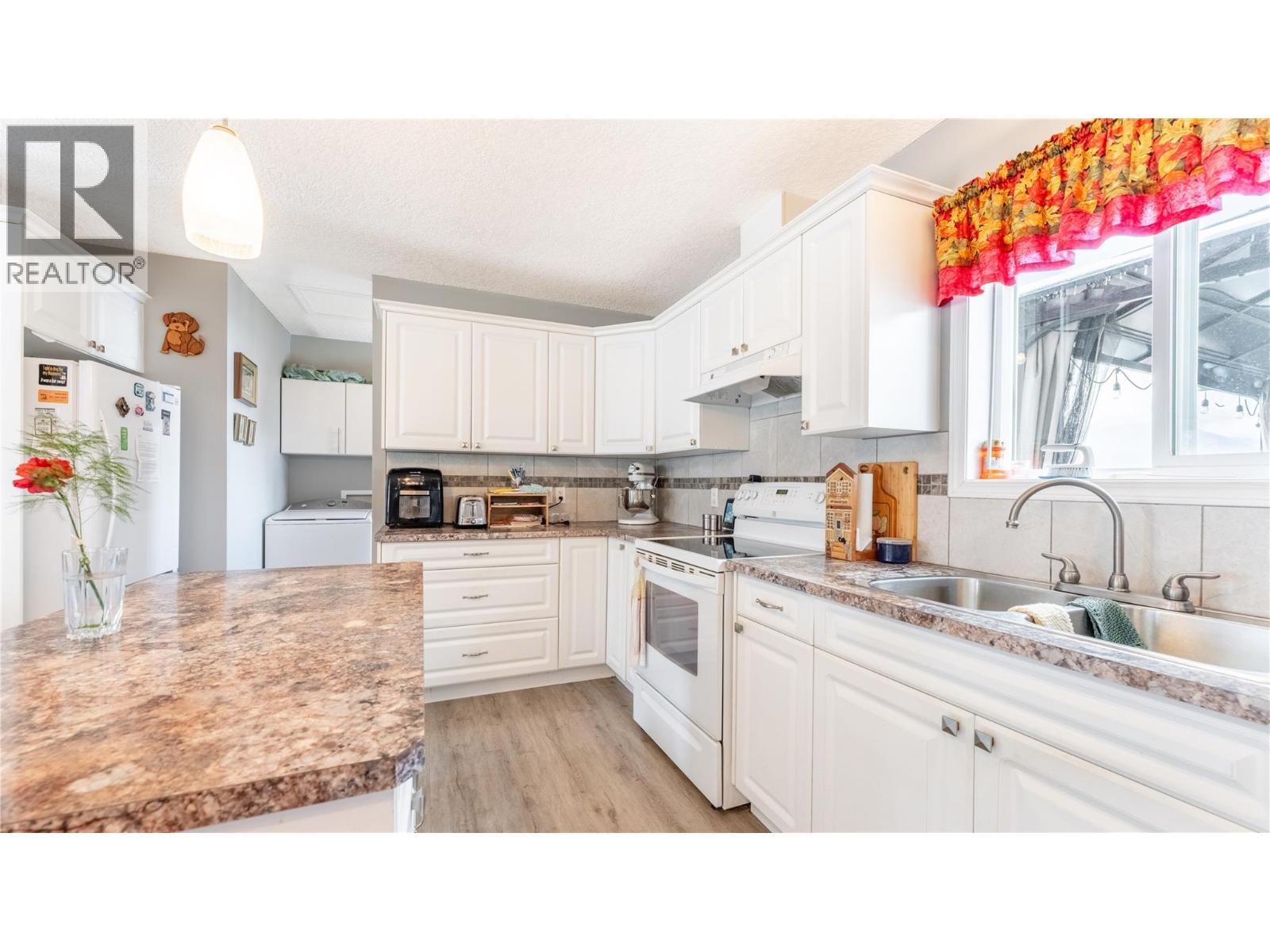 801 Hawkview Drive, Creston, BC - Indoor Photo Showing Kitchen With Double Sink