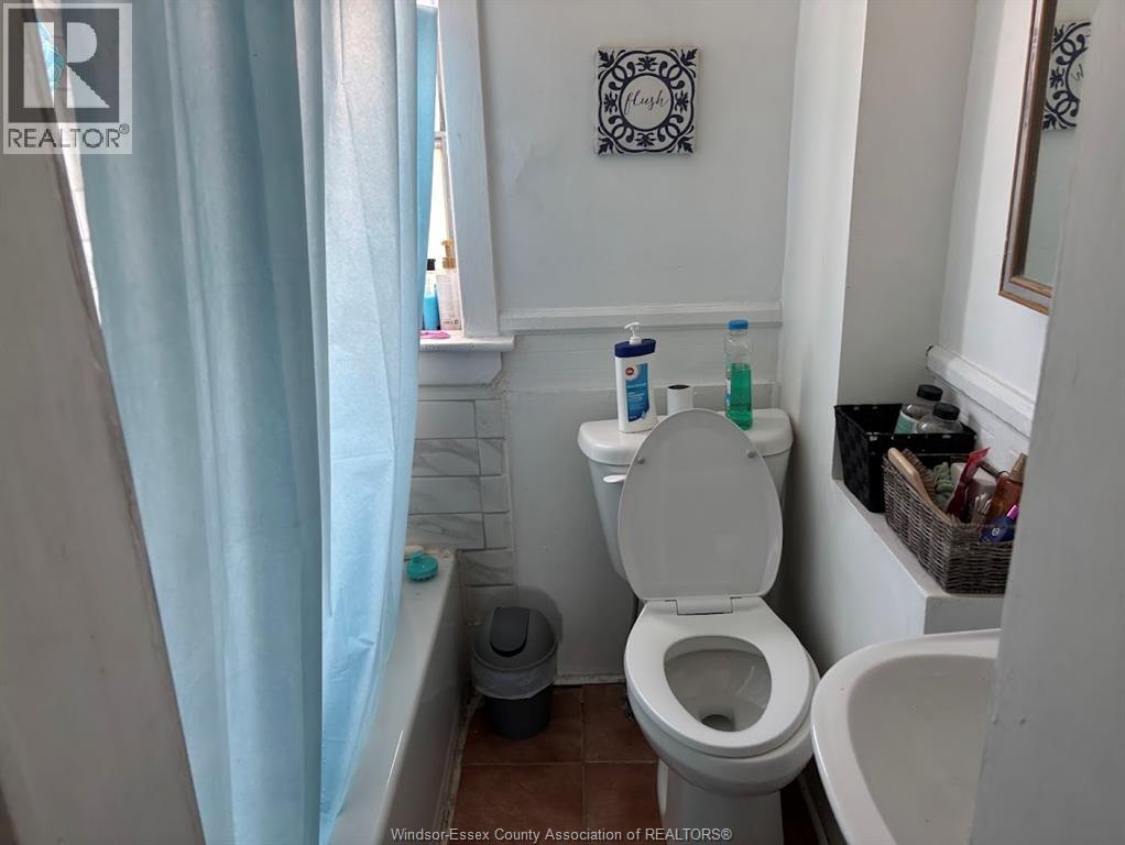 1629-31 Drouillard Road, Windsor, ON - Indoor Photo Showing Bathroom