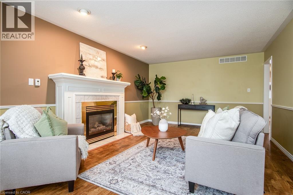 372 Gatestone Boulevard, Waterloo, ON - Indoor Photo Showing Living Room With Fireplace