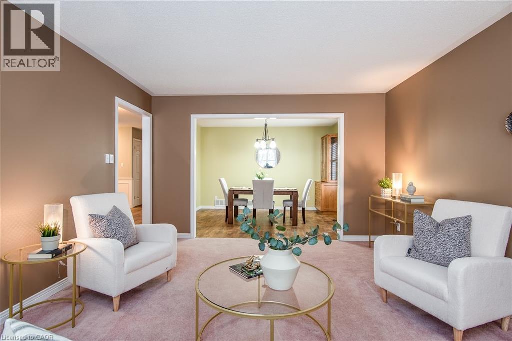 372 Gatestone Boulevard, Waterloo, ON - Indoor Photo Showing Living Room