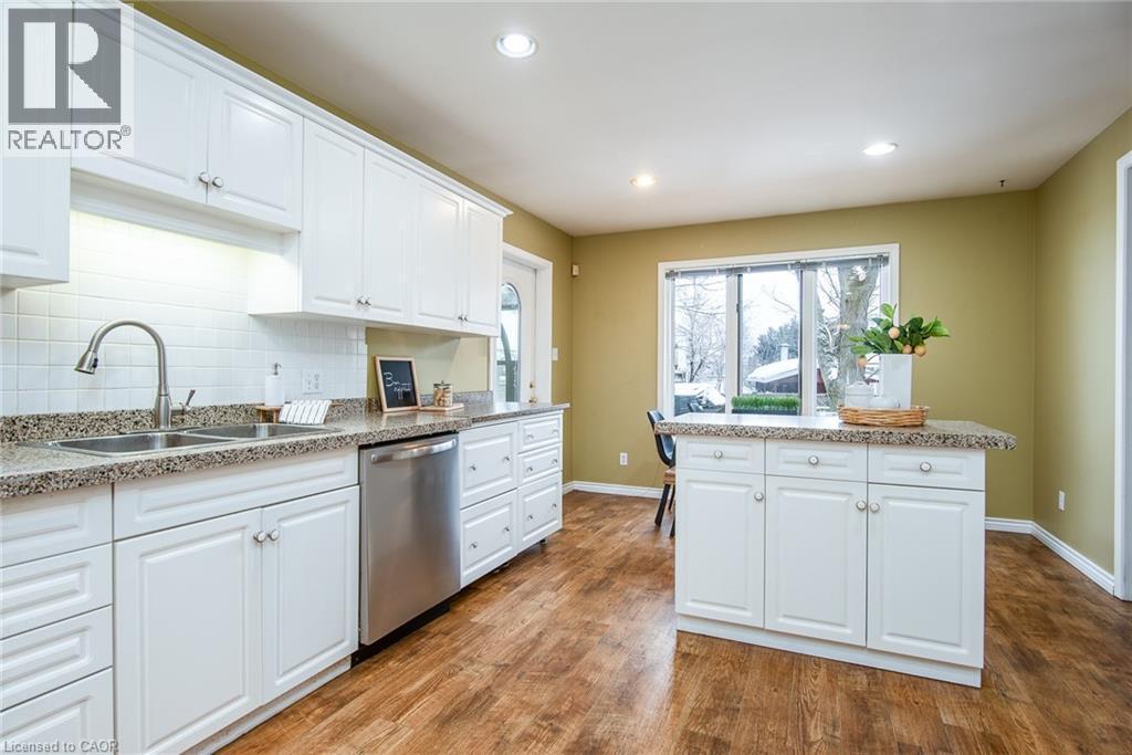 372 Gatestone Boulevard, Waterloo, ON - Indoor Photo Showing Kitchen With Double Sink