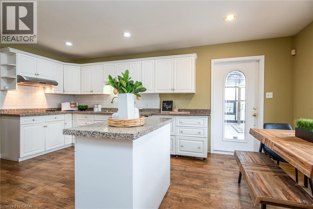 372 Gatestone Boulevard, Waterloo, ON - Indoor Photo Showing Kitchen With Upgraded Kitchen