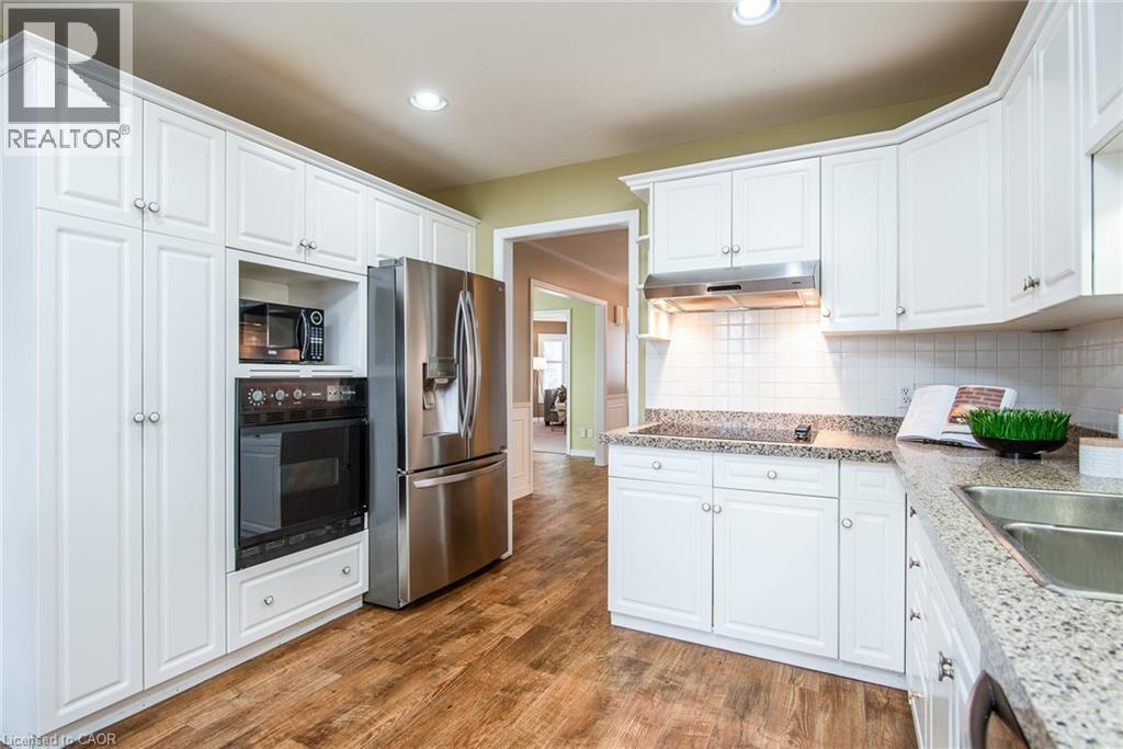372 Gatestone Boulevard, Waterloo, ON - Indoor Photo Showing Kitchen With Double Sink