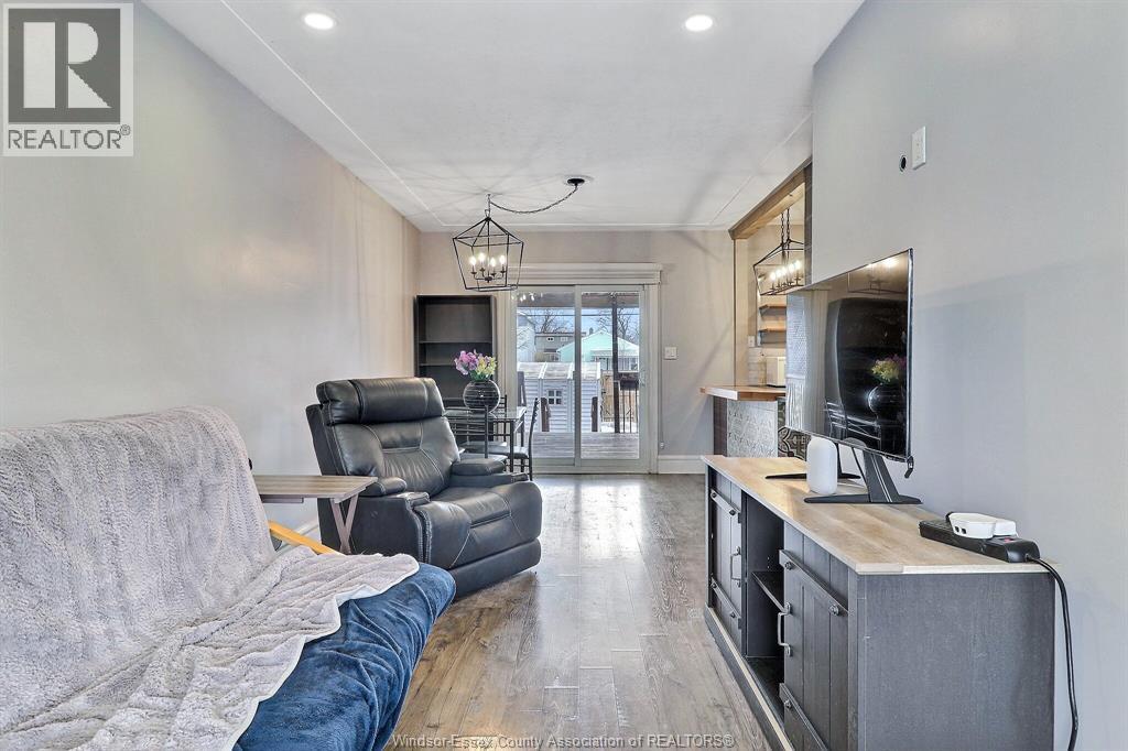 883 Pillette, Windsor, ON - Indoor Photo Showing Living Room