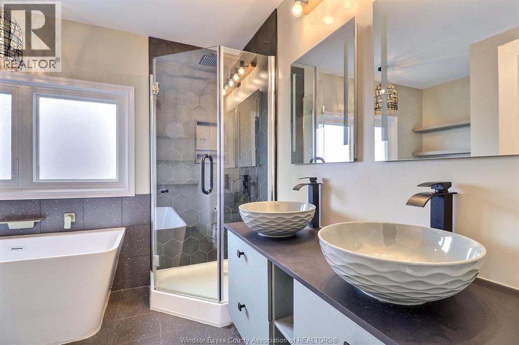 883 Pillette, Windsor, ON - Indoor Photo Showing Bathroom