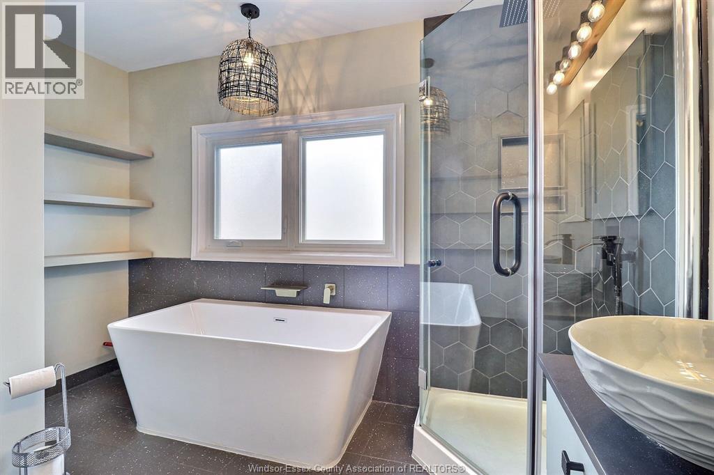 883 Pillette, Windsor, ON - Indoor Photo Showing Bathroom