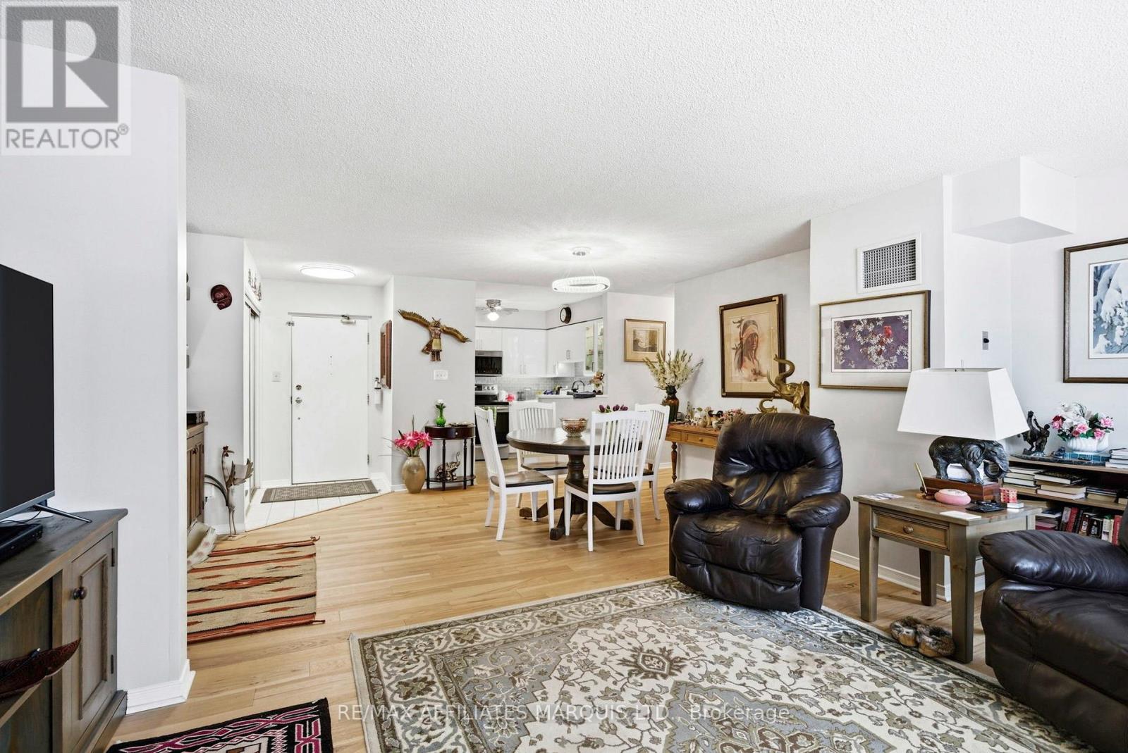 212 - 121 Water Street W, Cornwall, ON - Indoor Photo Showing Living Room