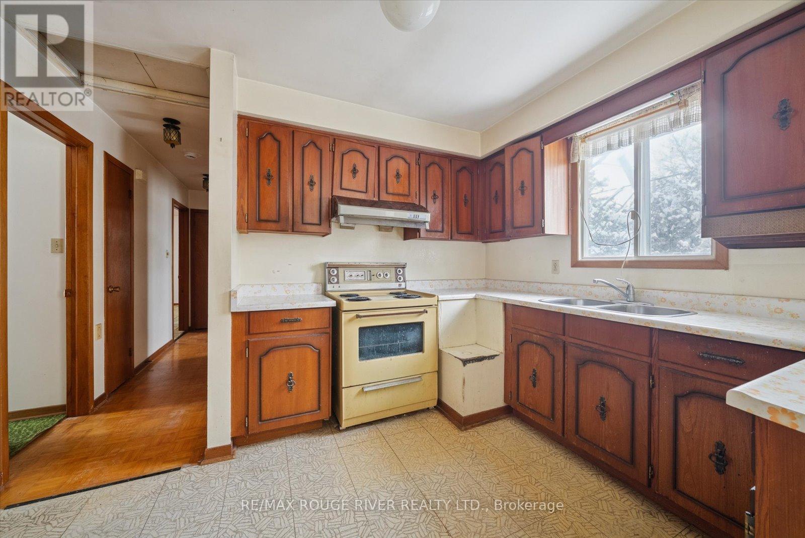 1277 Old Orchard Avenue, Pickering, ON - Indoor Photo Showing Kitchen With Double Sink