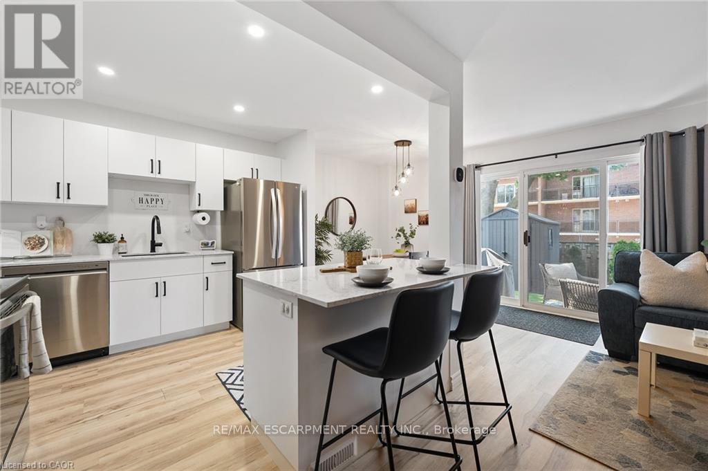 150 - 17 Old Pine Trail, St. Catharines, ON - Indoor Photo Showing Kitchen With Stainless Steel Kitchen With Upgraded Kitchen