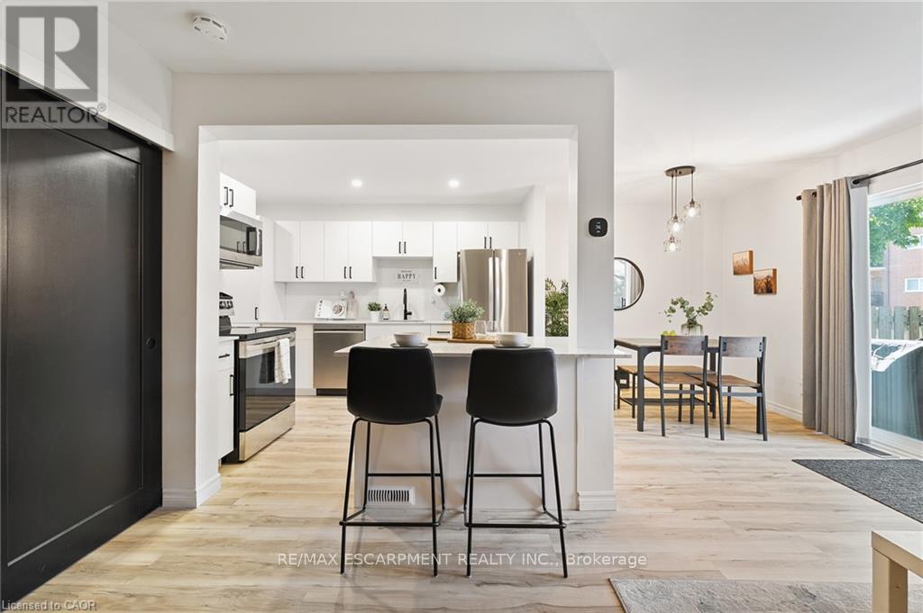 150 - 17 Old Pine Trail, St. Catharines, ON - Indoor Photo Showing Kitchen With Upgraded Kitchen