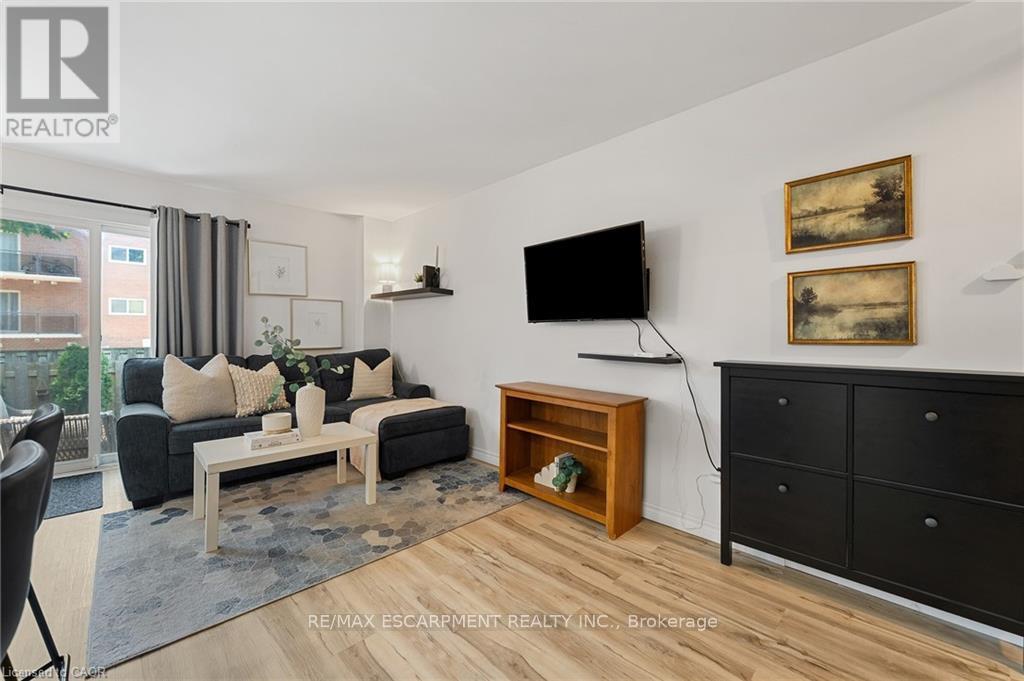 150 - 17 Old Pine Trail, St. Catharines, ON - Indoor Photo Showing Living Room