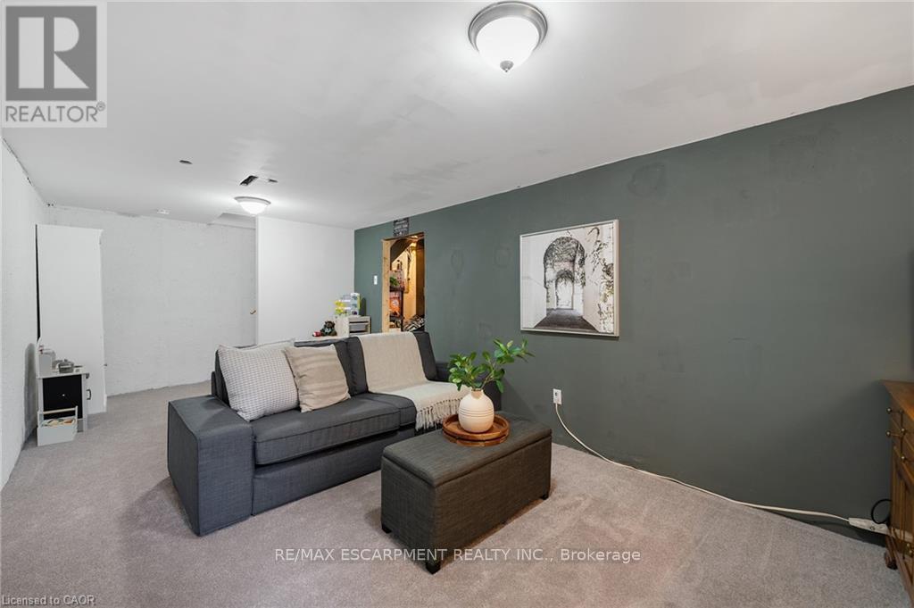 150 - 17 Old Pine Trail, St. Catharines, ON - Indoor Photo Showing Living Room