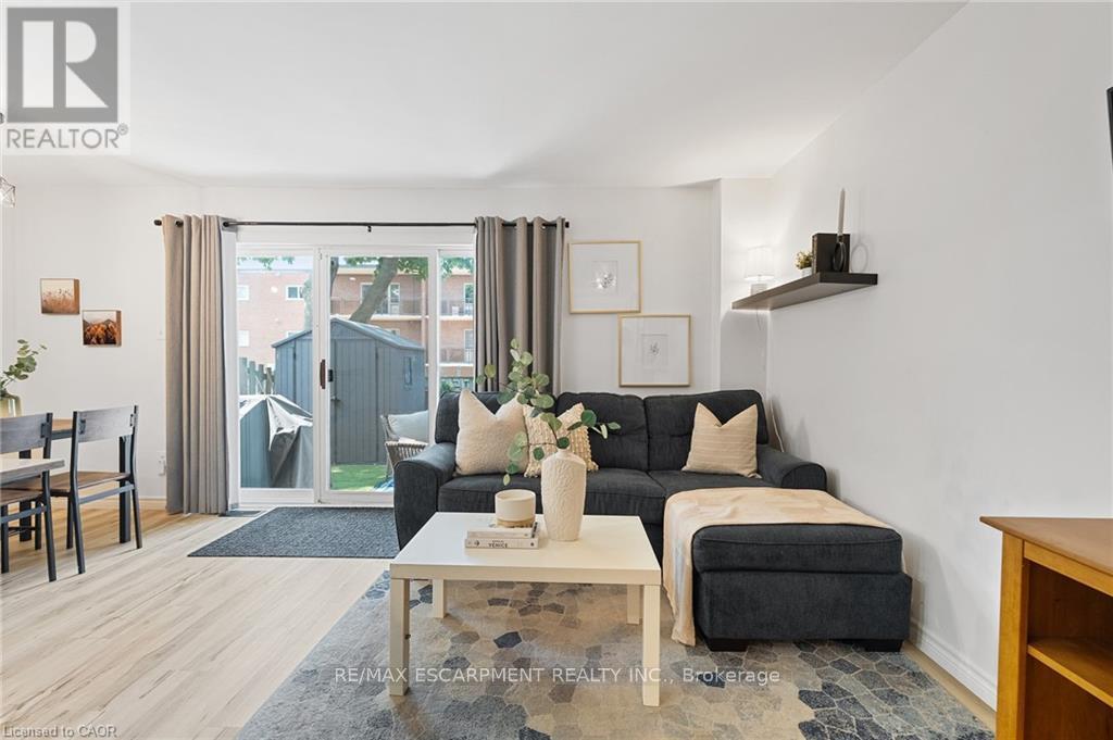 150 - 17 Old Pine Trail, St. Catharines, ON - Indoor Photo Showing Living Room