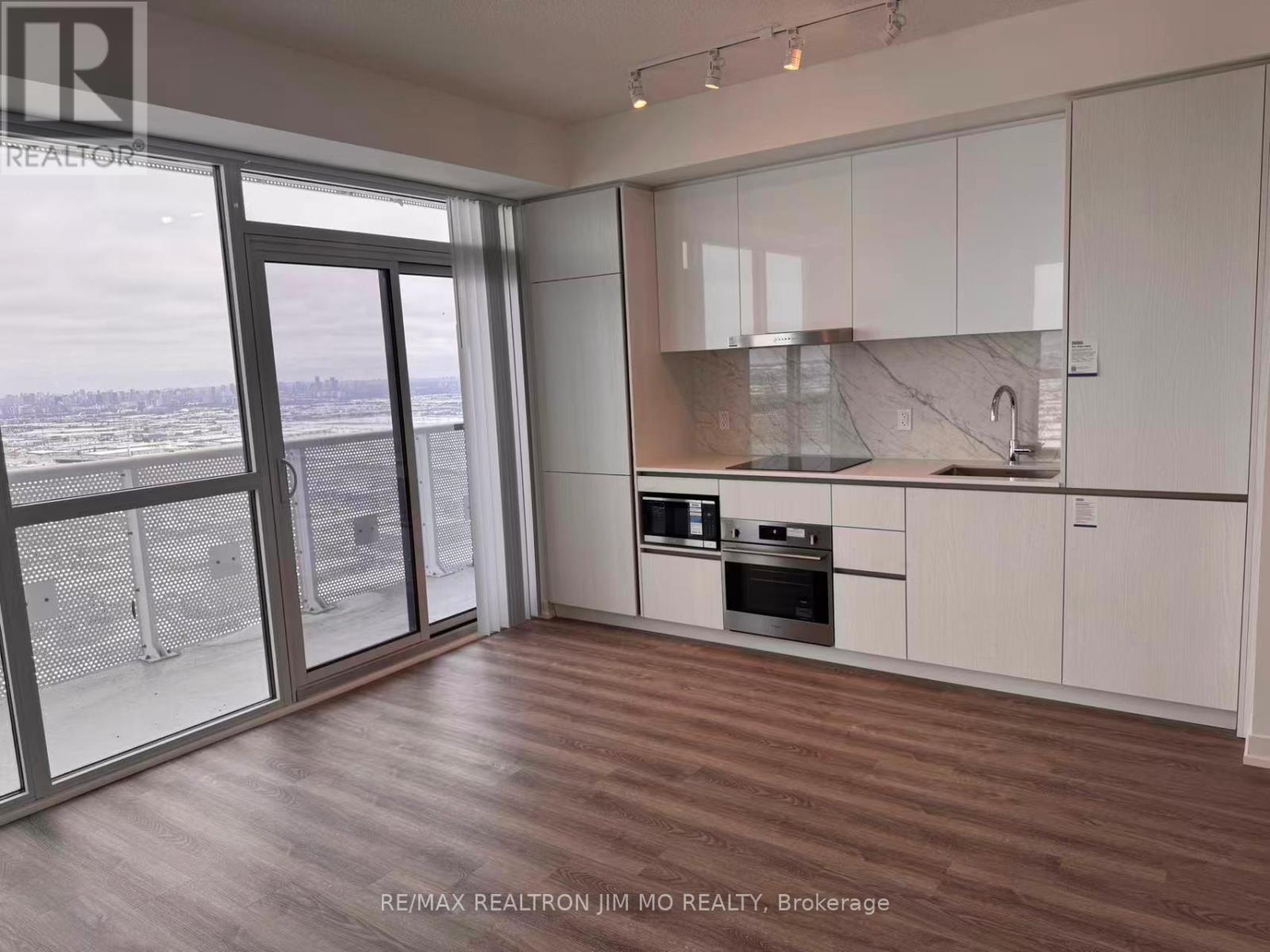 5806 - 8 Interchange Way, Vaughan, ON - Indoor Photo Showing Kitchen