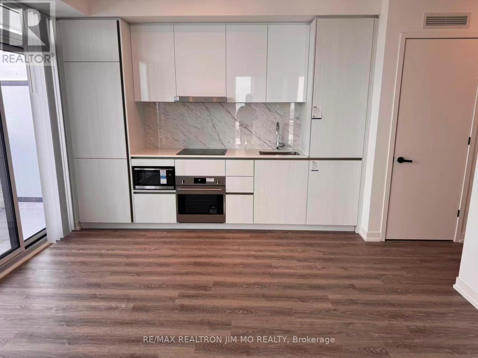 5806 - 8 Interchange Way, Vaughan, ON - Indoor Photo Showing Kitchen