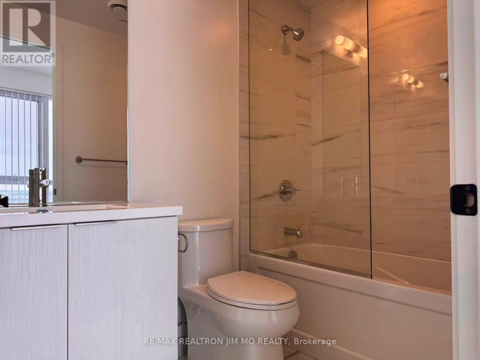 8 Interchange Way, Vaughan, ON - Indoor Photo Showing Bathroom
