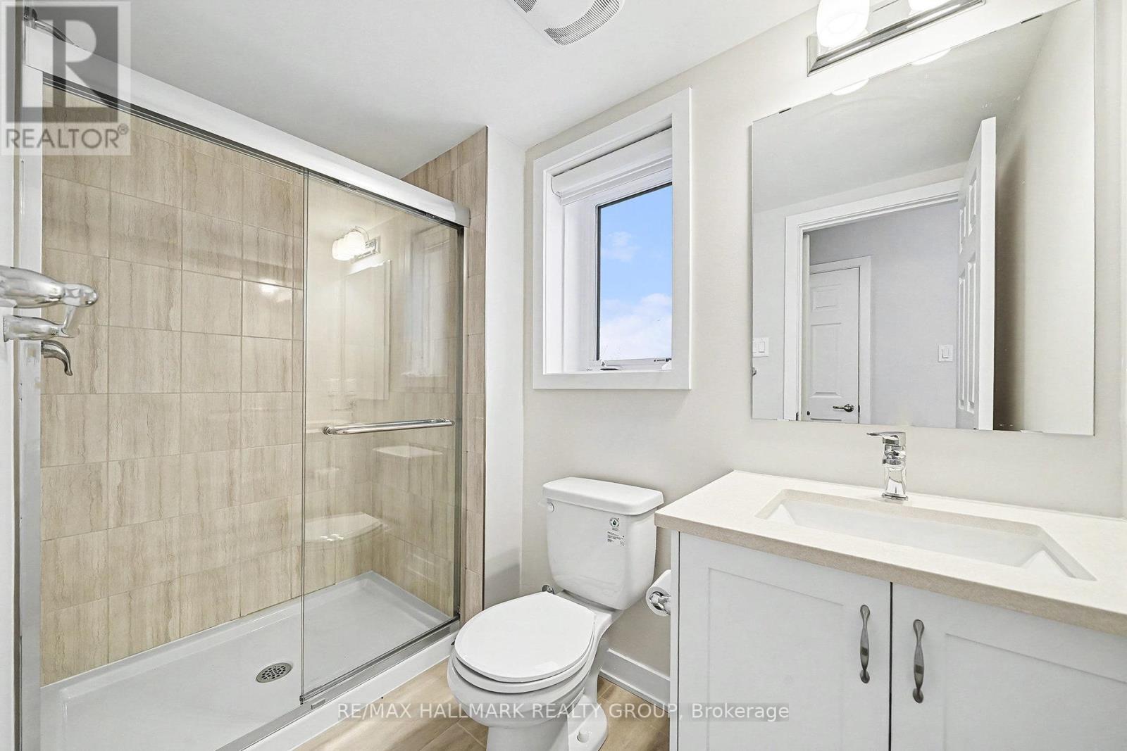 Main floor ENSUITE - 2426 Watercolours Way, Ottawa, ON - Indoor Photo Showing Bathroom