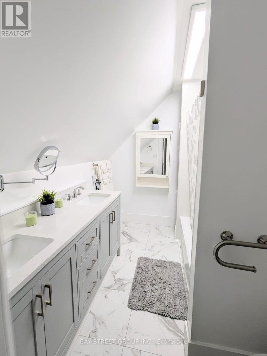 34 Tasker Street, St. Catharines, ON - Indoor Photo Showing Bathroom