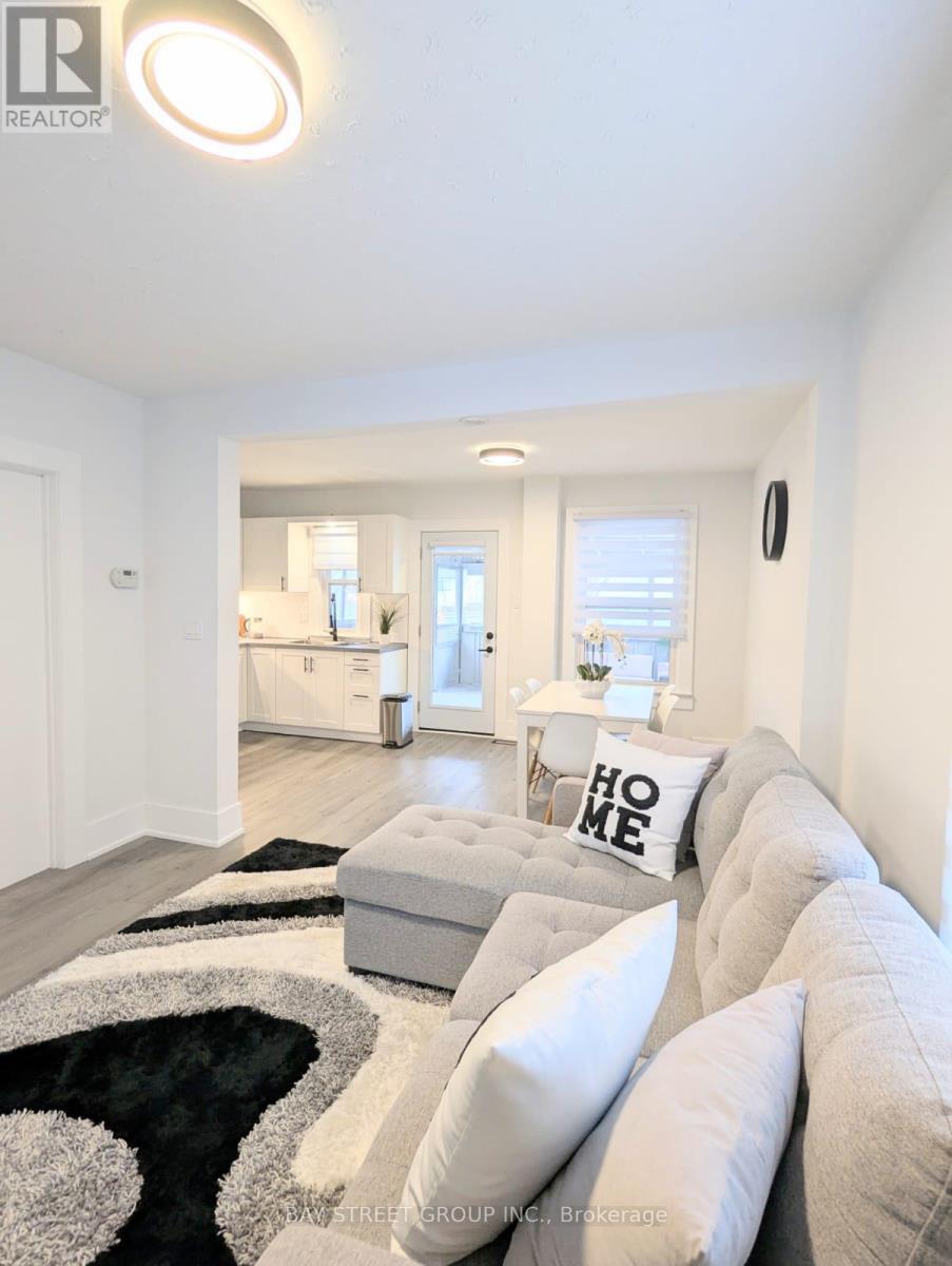 34 Tasker Street, St. Catharines, ON - Indoor Photo Showing Living Room