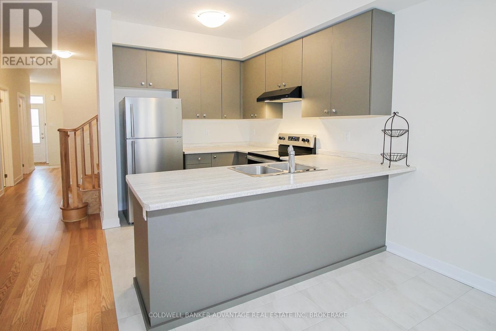 Kitchen - Stainless Steel Appliances - 77 Keelson Street, Welland (Dain City), ON - Indoor Photo Showing Kitchen With Double Sink