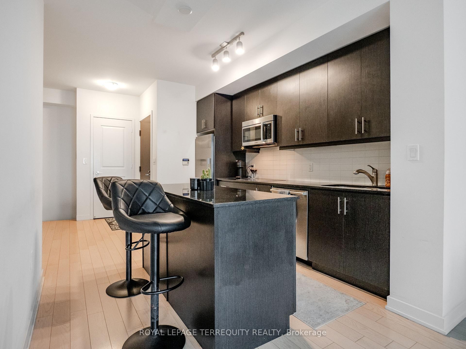 1009-1 The Esplanade N/A, Toronto, ON - Indoor Photo Showing Kitchen