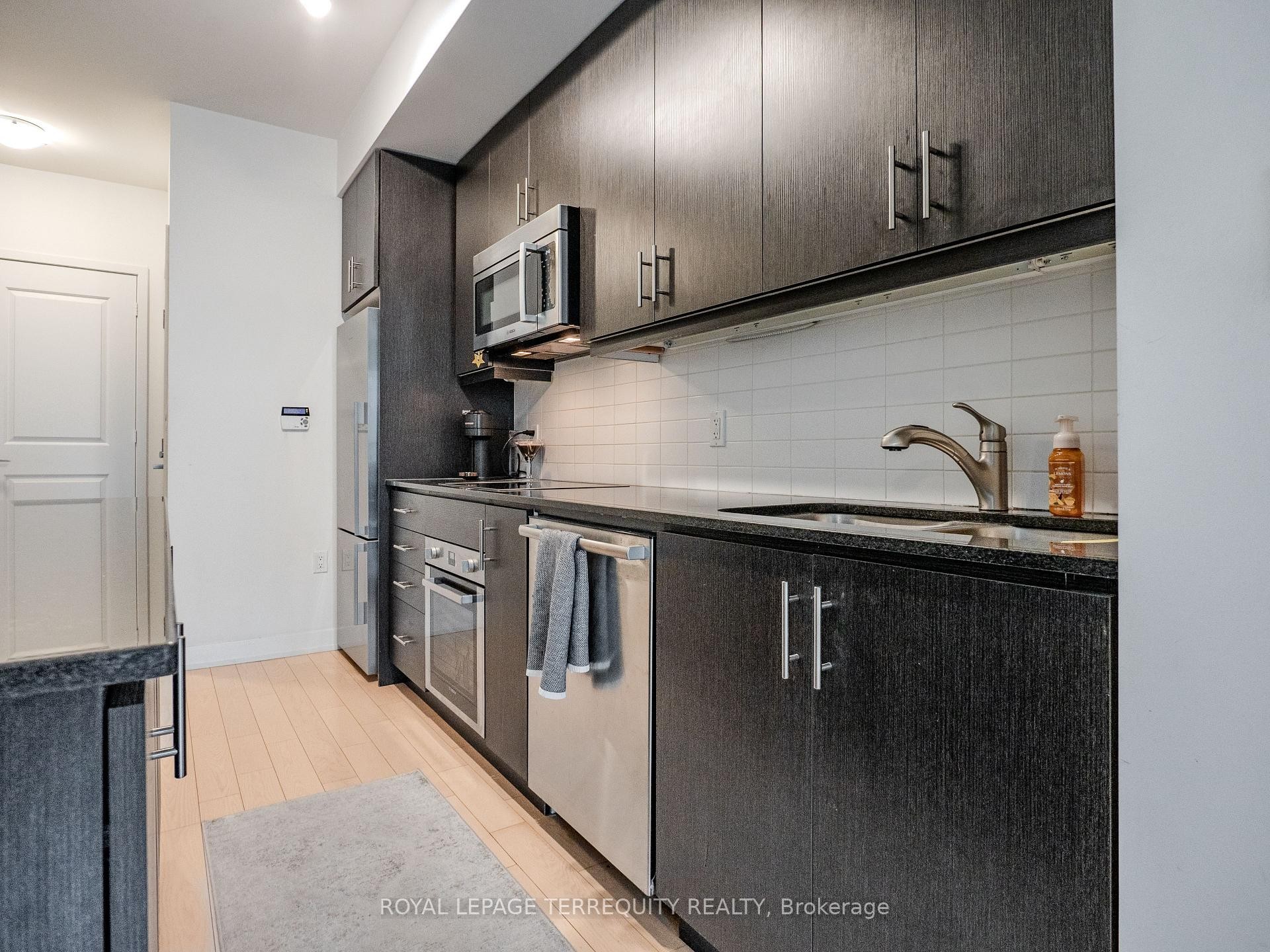 1009-1 The Esplanade N/A, Toronto, ON - Indoor Photo Showing Kitchen With Double Sink