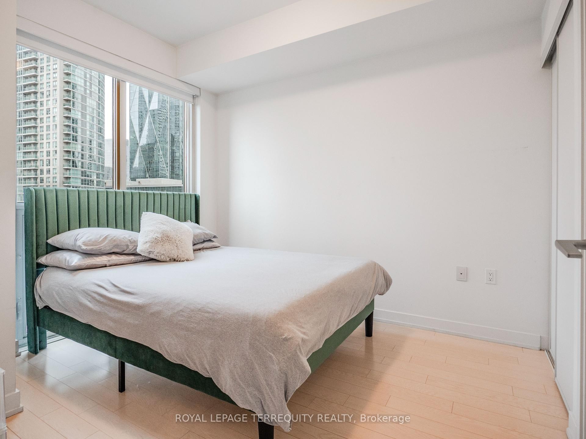 1009-1 The Esplanade N/A, Toronto, ON - Indoor Photo Showing Bedroom