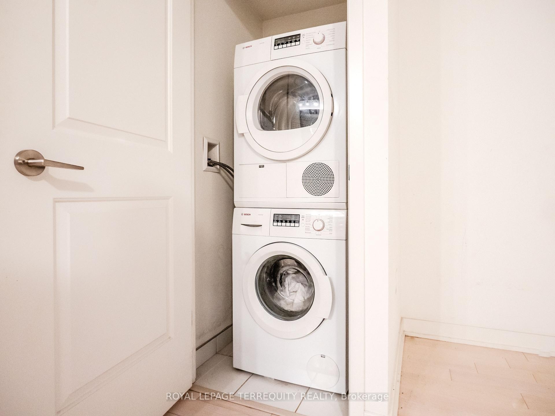 1009-1 The Esplanade N/A, Toronto, ON - Indoor Photo Showing Laundry Room
