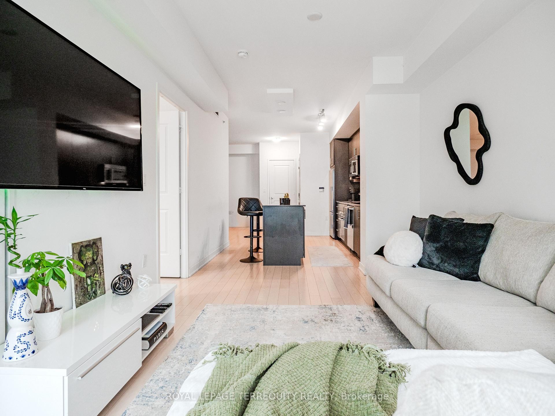 1009-1 The Esplanade N/A, Toronto, ON - Indoor Photo Showing Living Room