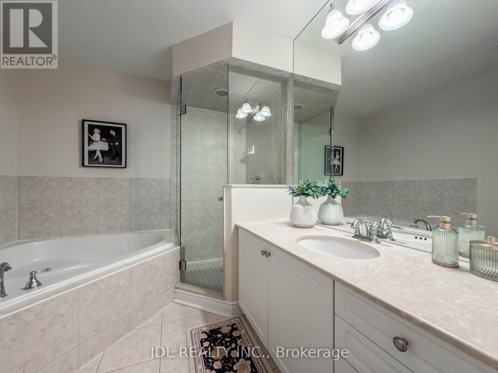 3 Garvin Mews, Toronto, ON - Indoor Photo Showing Bathroom