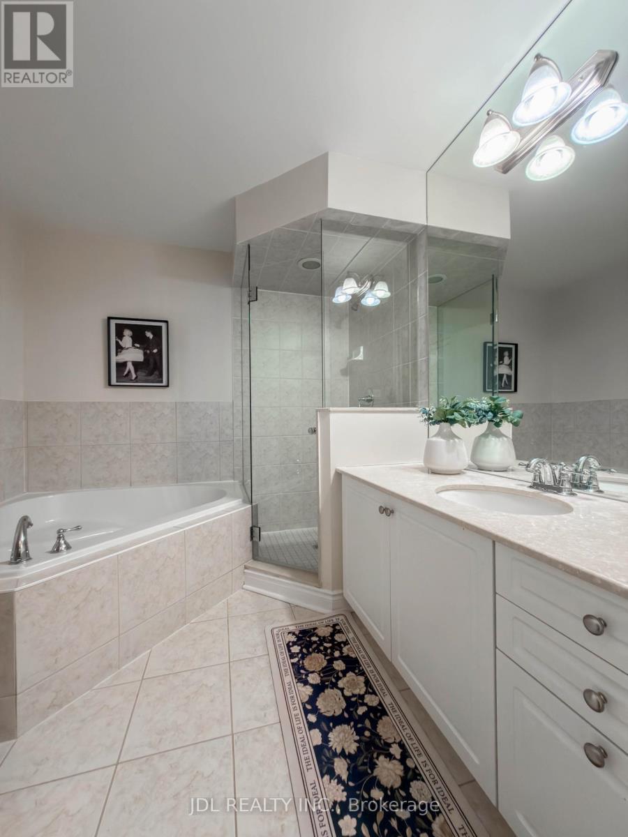 3 Garvin Mews, Toronto, ON - Indoor Photo Showing Bathroom