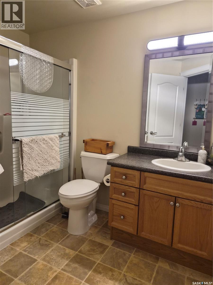 108 110 Armistice Way, Saskatoon, SK - Indoor Photo Showing Bathroom