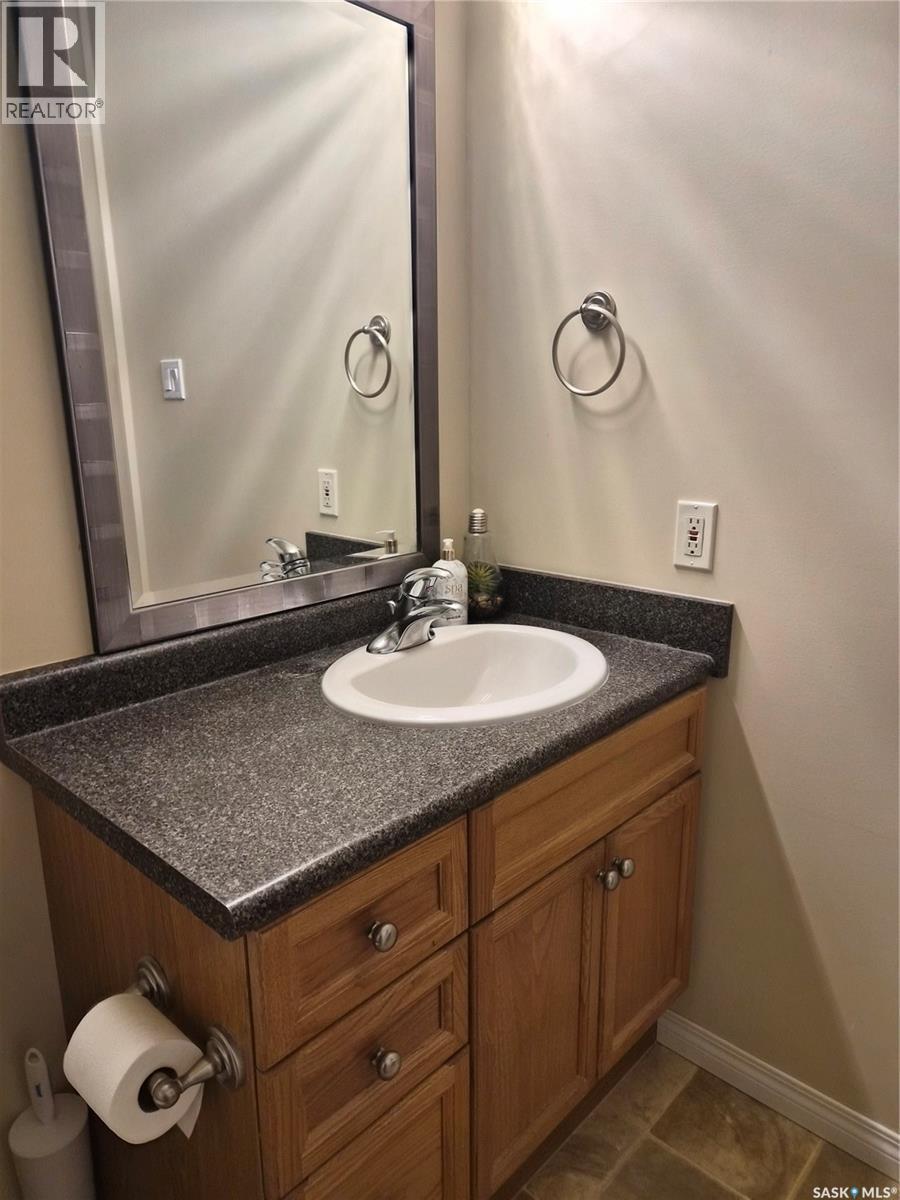108 110 Armistice Way, Saskatoon, SK - Indoor Photo Showing Bathroom