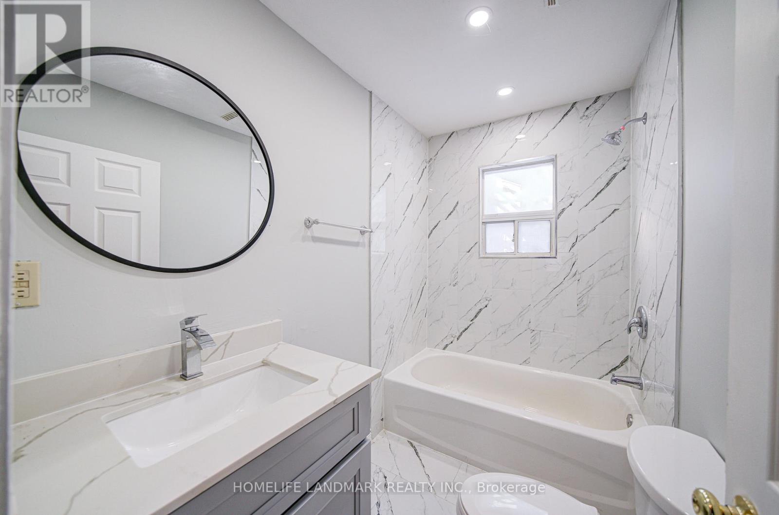 21654 Warden Avenue, East Gwillimbury, ON - Indoor Photo Showing Bathroom