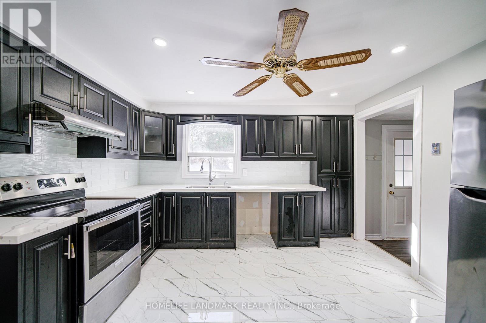 21654 Warden Avenue, East Gwillimbury, ON - Indoor Photo Showing Kitchen With Upgraded Kitchen