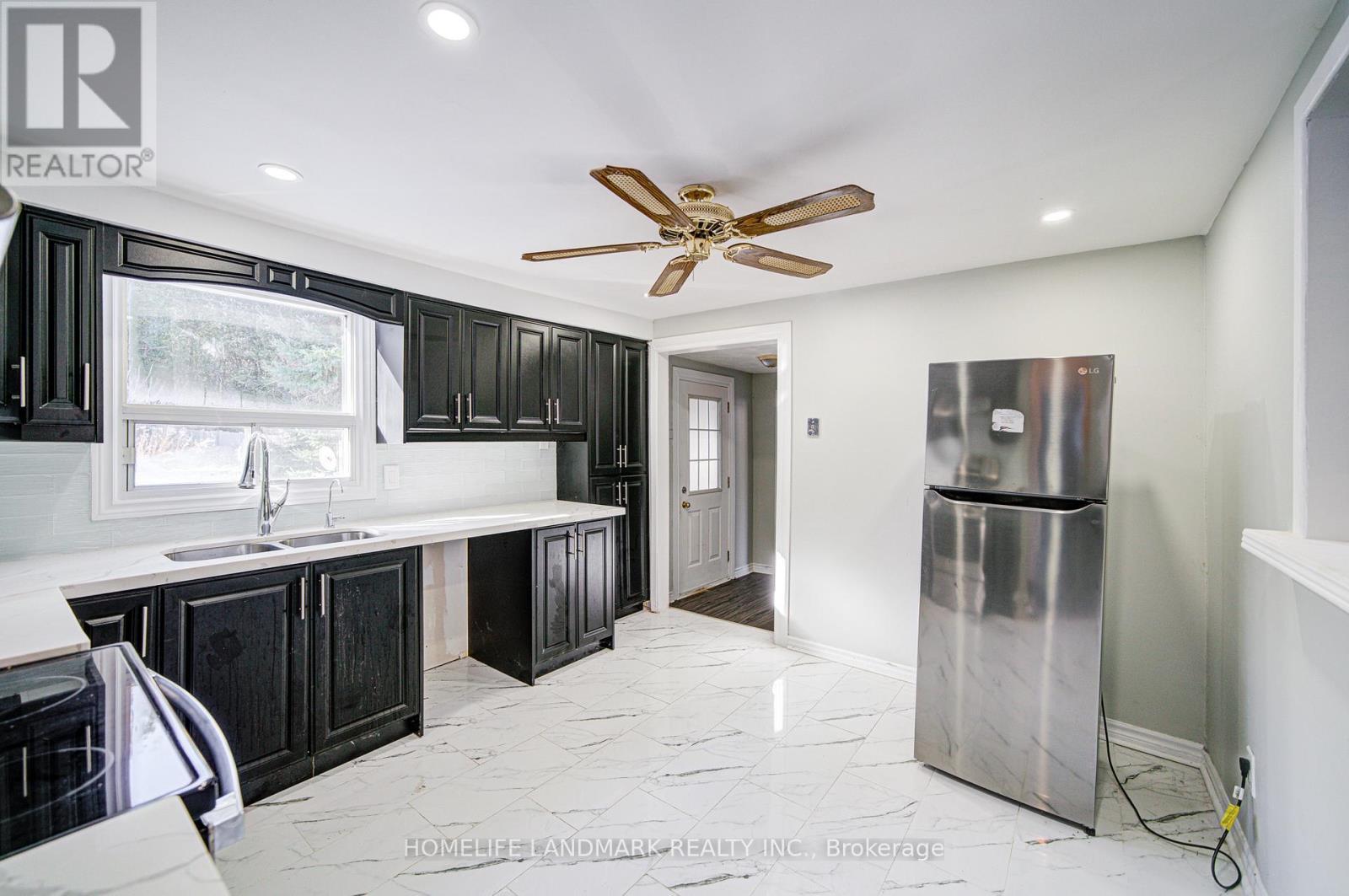 21654 Warden Avenue, East Gwillimbury, ON - Indoor Photo Showing Kitchen With Double Sink