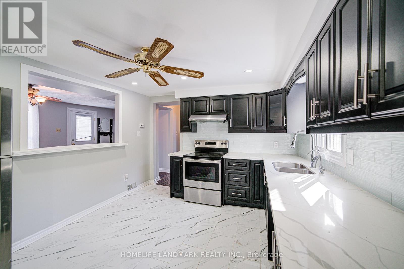 21654 Warden Avenue, East Gwillimbury, ON - Indoor Photo Showing Kitchen With Double Sink