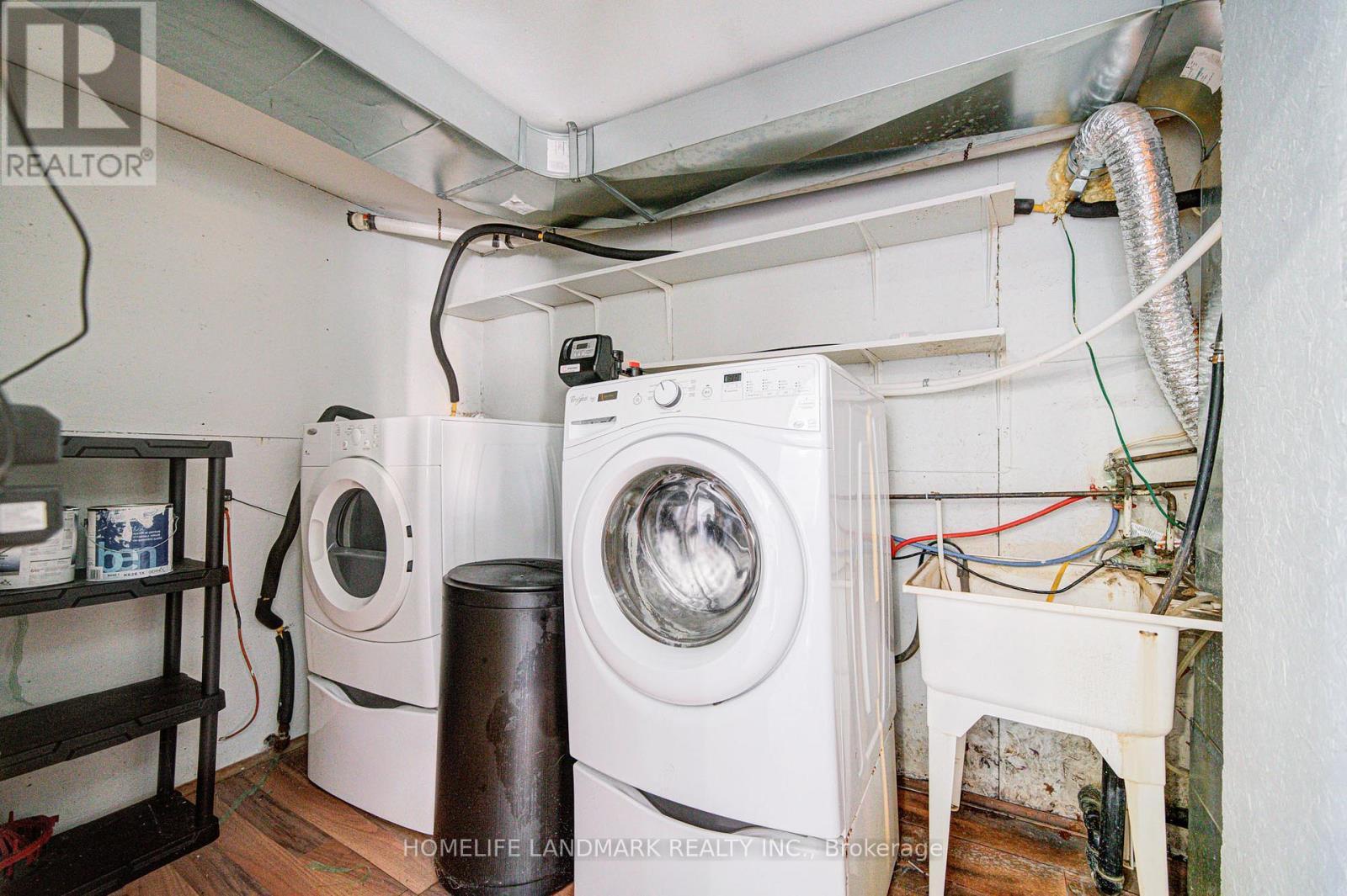 21654 Warden Avenue, East Gwillimbury, ON - Indoor Photo Showing Laundry Room
