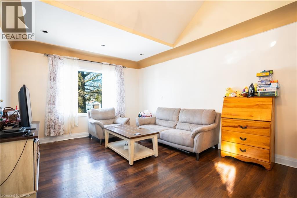 12 Walpole Drive, Jarvis, ON - Indoor Photo Showing Living Room