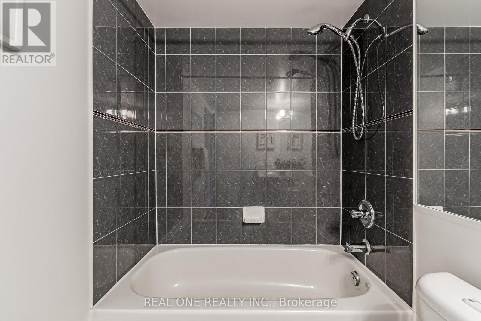 1503 - 238 Doris Avenue, Toronto, ON - Indoor Photo Showing Bathroom
