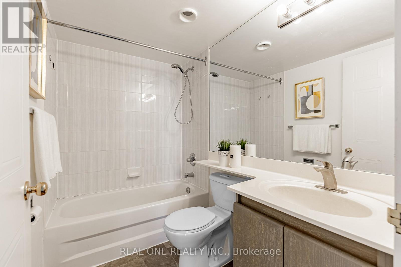 1503 - 238 Doris Avenue, Toronto, ON - Indoor Photo Showing Bathroom