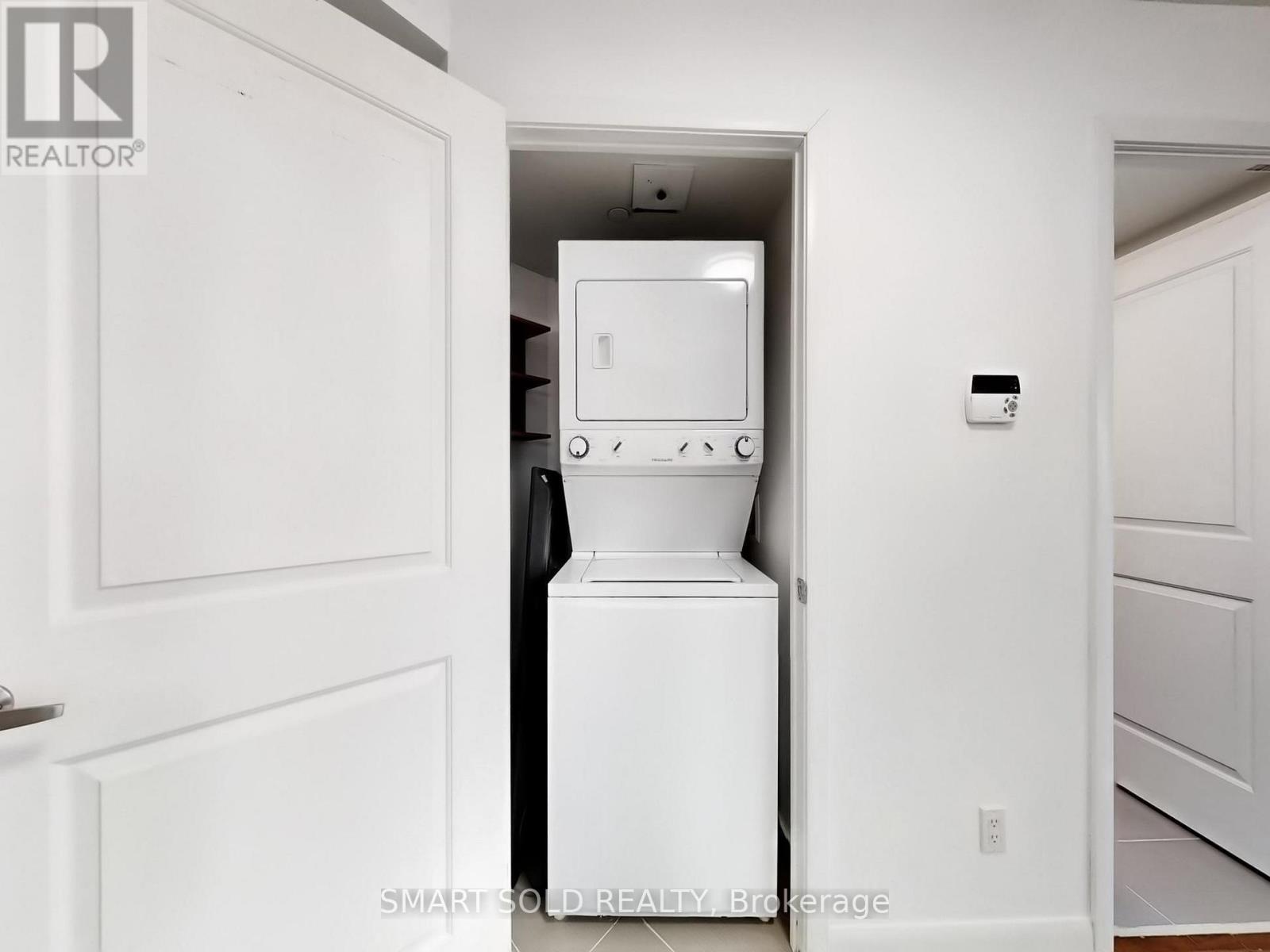 210 - 75 Norman Bethune Avenue, Richmond Hill, ON - Indoor Photo Showing Laundry Room