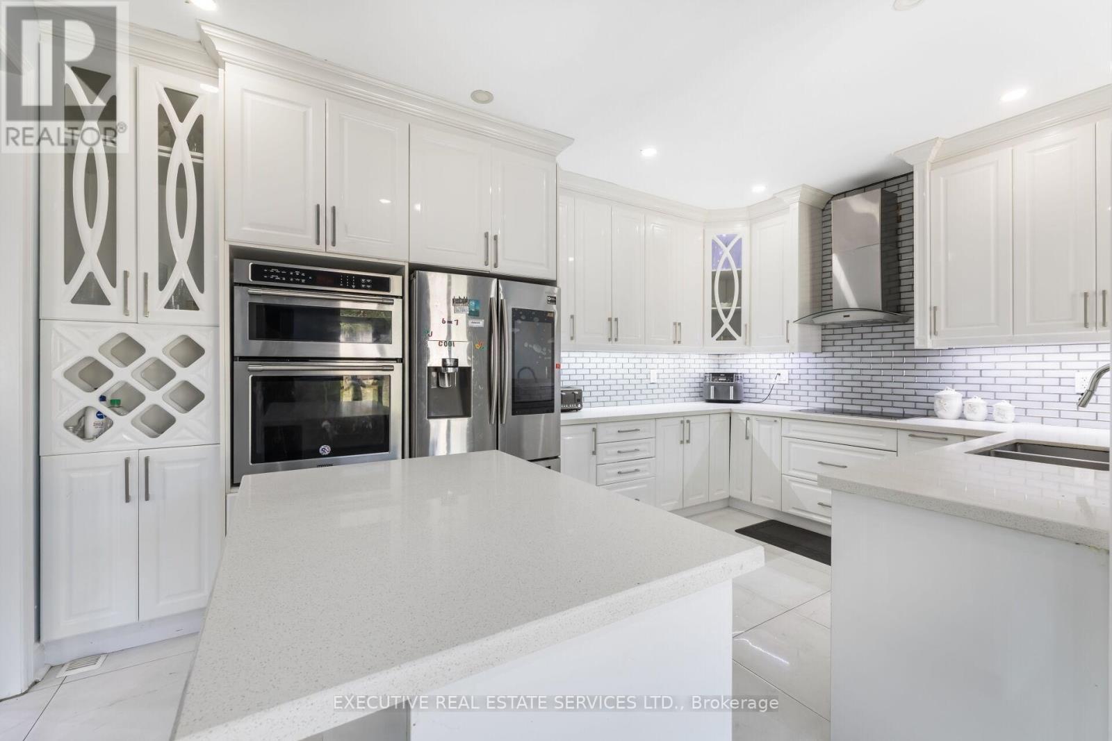 43 Susan Avenue, Brampton, ON - Indoor Photo Showing Kitchen With Stainless Steel Kitchen With Upgraded Kitchen