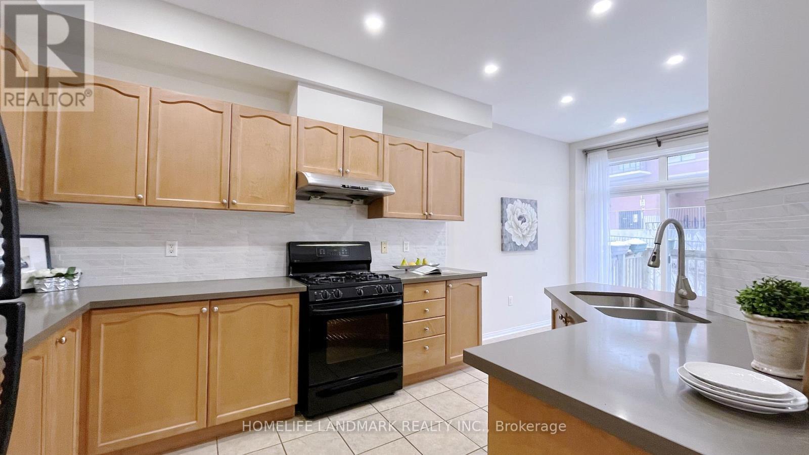42 - 10 Post Oak Drive, Richmond Hill, ON - Indoor Photo Showing Kitchen With Double Sink