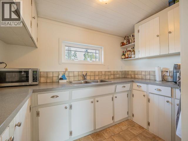 6937 Jasper Street, Powell River, BC - Indoor Photo Showing Kitchen With Double Sink