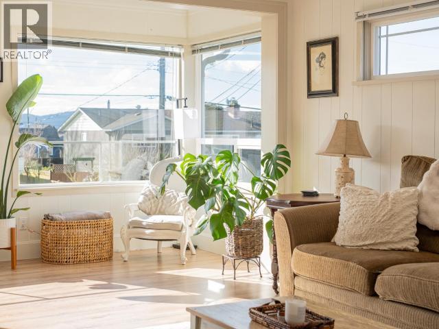 6937 Jasper Street, Powell River, BC - Indoor Photo Showing Living Room